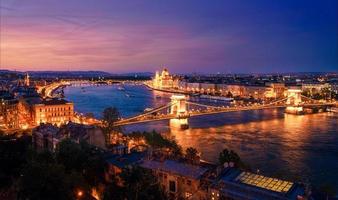 Budapest y el río Danubio por la noche. foto