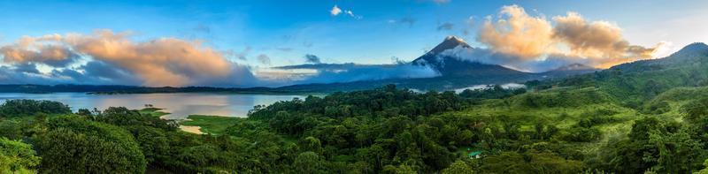 volcán arenal y lago arenal foto