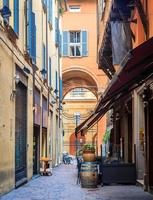 Calle tranquila en Bolonia, Italia