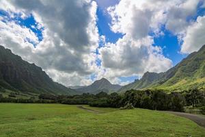 montañas hawaianas circundantes foto