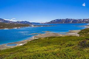 vavatn lago panorama paisaje cantos rodados montañas hemsedal noruega.