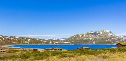 vavatn lago panorama paisaje chozas montañas nevadas hemsedal noruega. foto