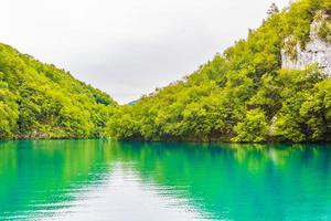 Parque nacional de los lagos de plitvice paisaje agua turquesa en croacia. foto