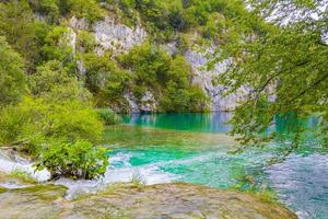 Parque nacional de los lagos de plitvice paisaje agua turquesa en croacia. foto