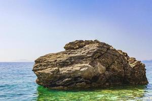 Big Rock en paisajes costeros naturales en la isla de Kos en Grecia. foto
