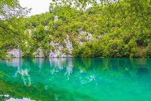 Parque nacional de los lagos de plitvice paisaje agua turquesa en croacia. foto