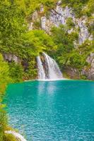 Parque nacional de los lagos de plitvice cascada azul verde agua croacia.