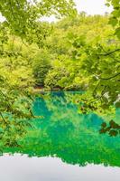 Parque nacional de los lagos de plitvice paisaje agua turquesa en croacia. foto