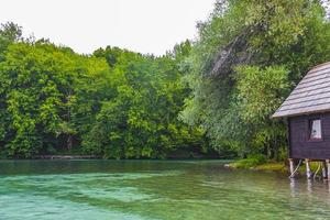 Parque nacional de los lagos de plitvice paisaje agua turquesa en croacia. foto