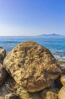 Big Rock en paisajes costeros naturales en la isla de Kos en Grecia. foto