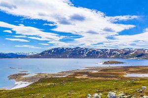vavatn lago panorama paisaje cantos rodados montañas hemsedal noruega.