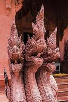dragones, pez escorpión, templo rojo de wat sila ngu, koh samui tailandia. foto