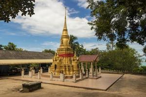 estupa dorada, templo wat sila ngu, koh samui, tailandia.