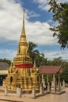 estupa dorada, templo wat sila ngu, koh samui, tailandia.