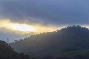 hermoso amanecer sobre las montañas angra dos reis brasil.