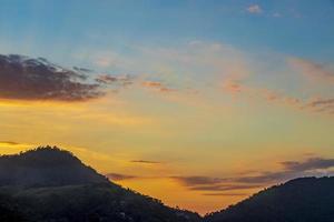 hermoso y colorido amanecer sobre las montañas angra dos reis brasil. foto