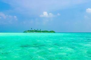 el océano índico en madivaru y finolhu en el atolón rasdhoo, maldivas