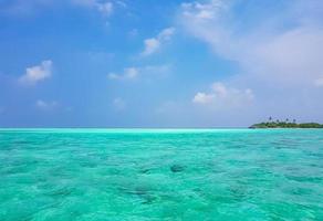 el océano índico en madivaru y finolhu en el atolón rasdhoo, maldivas