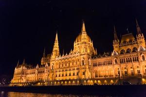 El parlamento húngaro por la noche, Budapest, Hungría