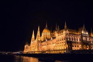 El parlamento húngaro por la noche, Budapest, Hungría foto