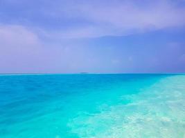 El océano Índico en las islas del banco de arena Madivaru y Finolhu en el atolón de Rasdhoo, Maldivas foto