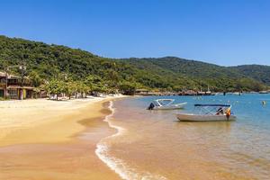 Isla tropical ilha grande abraao beach en angra dos reis, río de janeiro, brasil