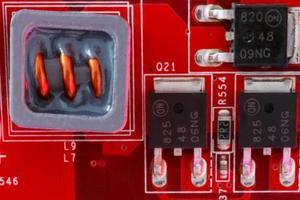 placa de circuito impreso electrónico en rojo con componentes electrónicos foto