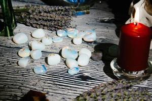 cerca de la mesa de madera con atributos ocultos. foto