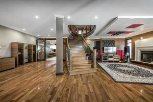 casa canadiense de lujo con pisos de madera dura y escaleras