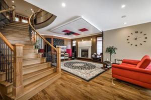 casa canadiense de lujo con pisos de madera dura y escaleras foto