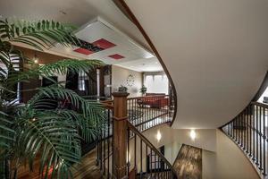 casa canadiense de lujo con pisos de madera dura y escaleras foto