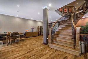 casa canadiense de lujo con pisos de madera dura y escaleras