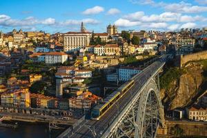 Dom Luiz puente sobre el río Douro en Porto en Portugal al atardecer