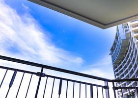 edificio de gran altura y cielo azul vista desde el balcón foto