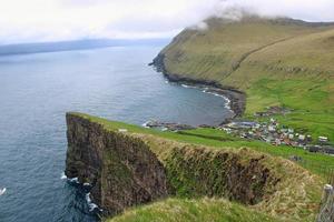 alrededor del pueblo de gjogv en las islas feroe foto