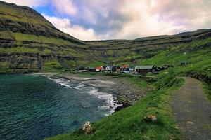 alrededor del pueblo de tjornuvik en las islas feroe foto