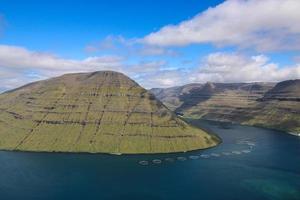 un hermoso día en la montaña klakkur en las islas feroe foto