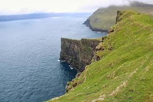 alrededor del pueblo de gjogv en las islas feroe foto