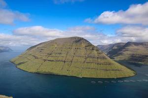 un hermoso día en la montaña klakkur en las islas feroe foto