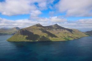 el impresionante paisaje de las islas feroe en un hermoso día de verano foto