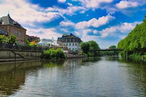 El centro de la ciudad de Rheine visto desde un barco en el río EMS. foto