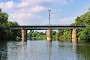 Puente que cruza el río EMS cerca de la ciudad de Rheine en Alemania foto