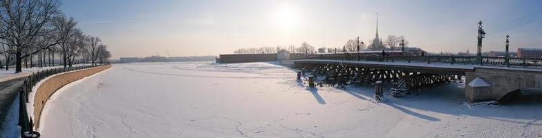 Panorama de invierno, vista de la isla de las liebres y el puente ioannovsky foto