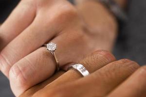 de la mano de lujo anillo de diamantes de compromiso de joyería foto