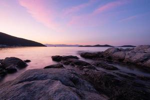 paisaje con mar y montañas.