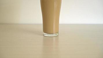 taza de vidrio llena de un café con leche video