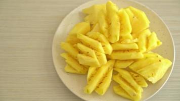 verse ananas in plakjes gesneden op bord video