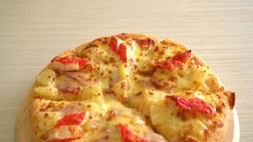 pizza de jamón y cangrejo o pizza hawaiana