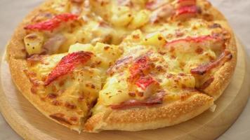 pizza de jamón y cangrejo o pizza hawaiana video