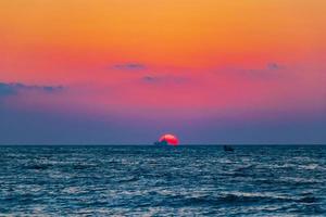 la puesta de sol colorida más hermosa en la playa de ialysos rodas grecia. foto